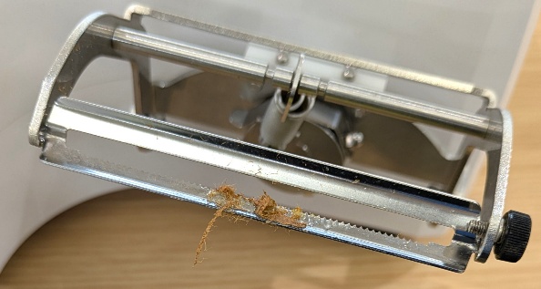 ピーラーに毛が挟まった状態