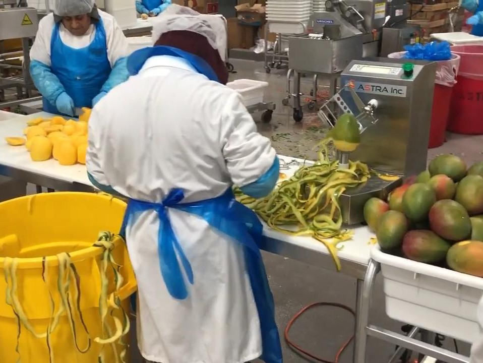 海外の加工工場で稼働する大助
