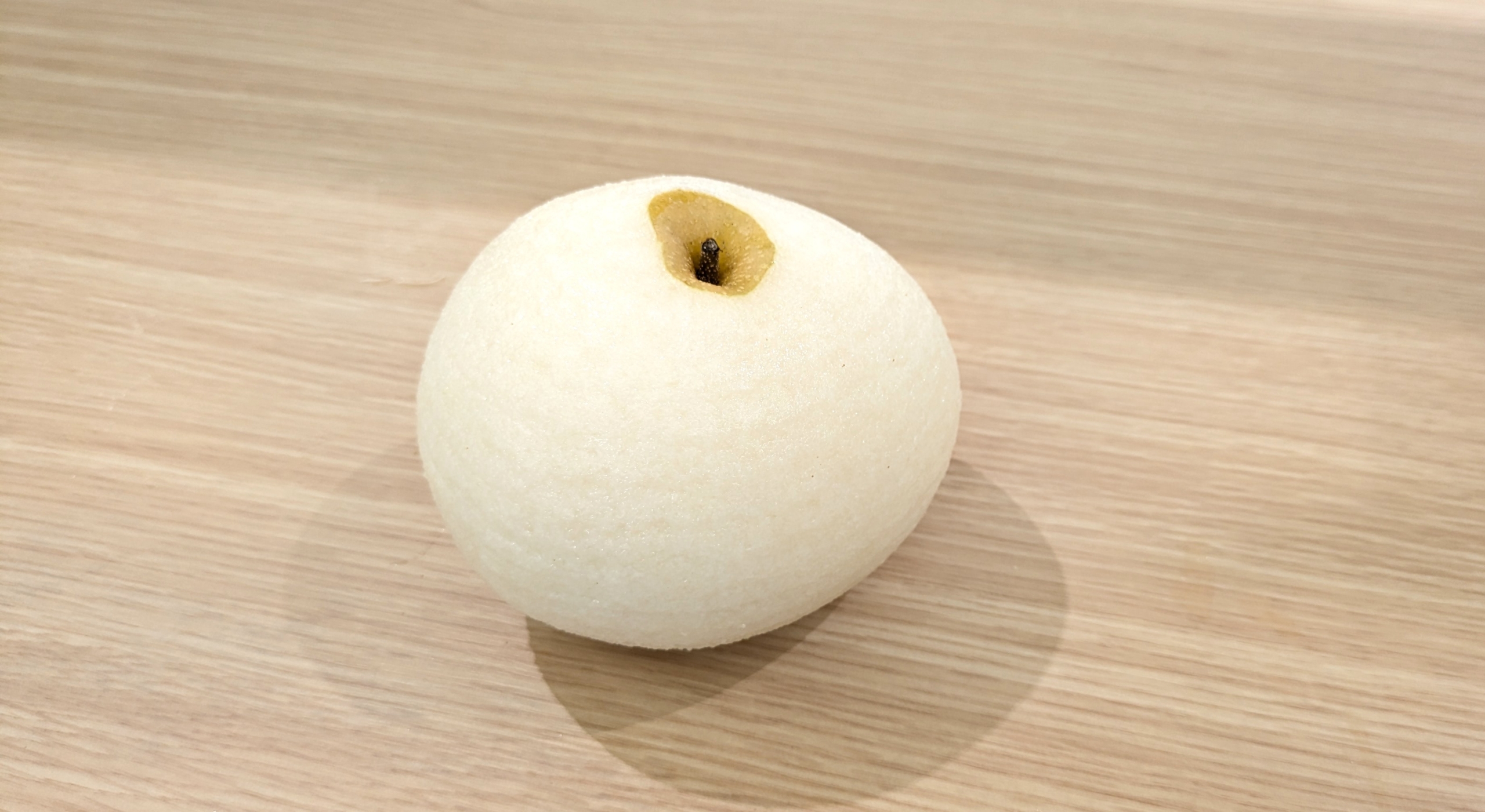 自動皮むき機で薄く均一に美しくむき上がった梨