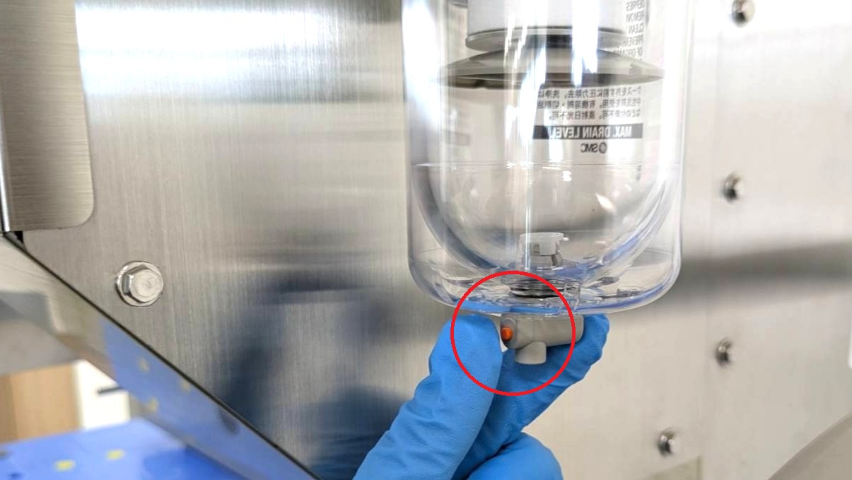 定期的な水抜き方法・排出ボタンの位置