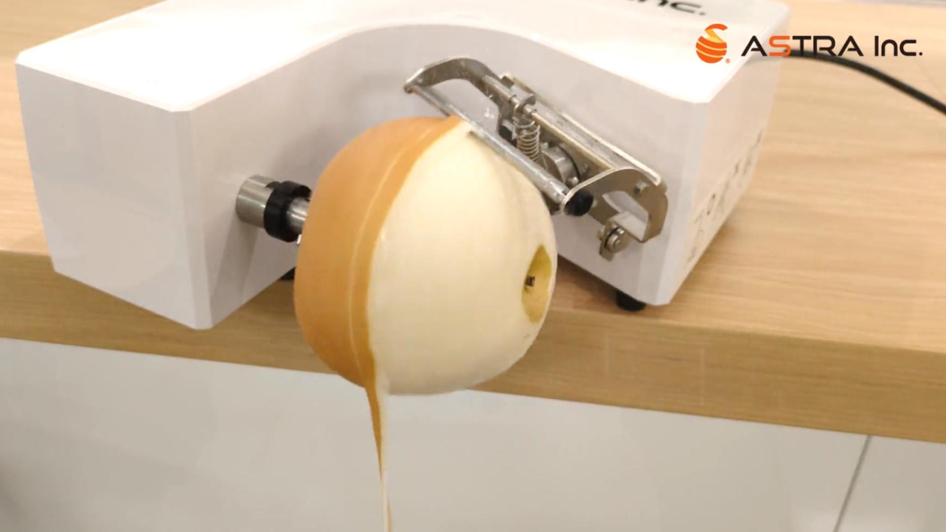 1個3秒！自動皮むき機で梨の皮をむいている様子