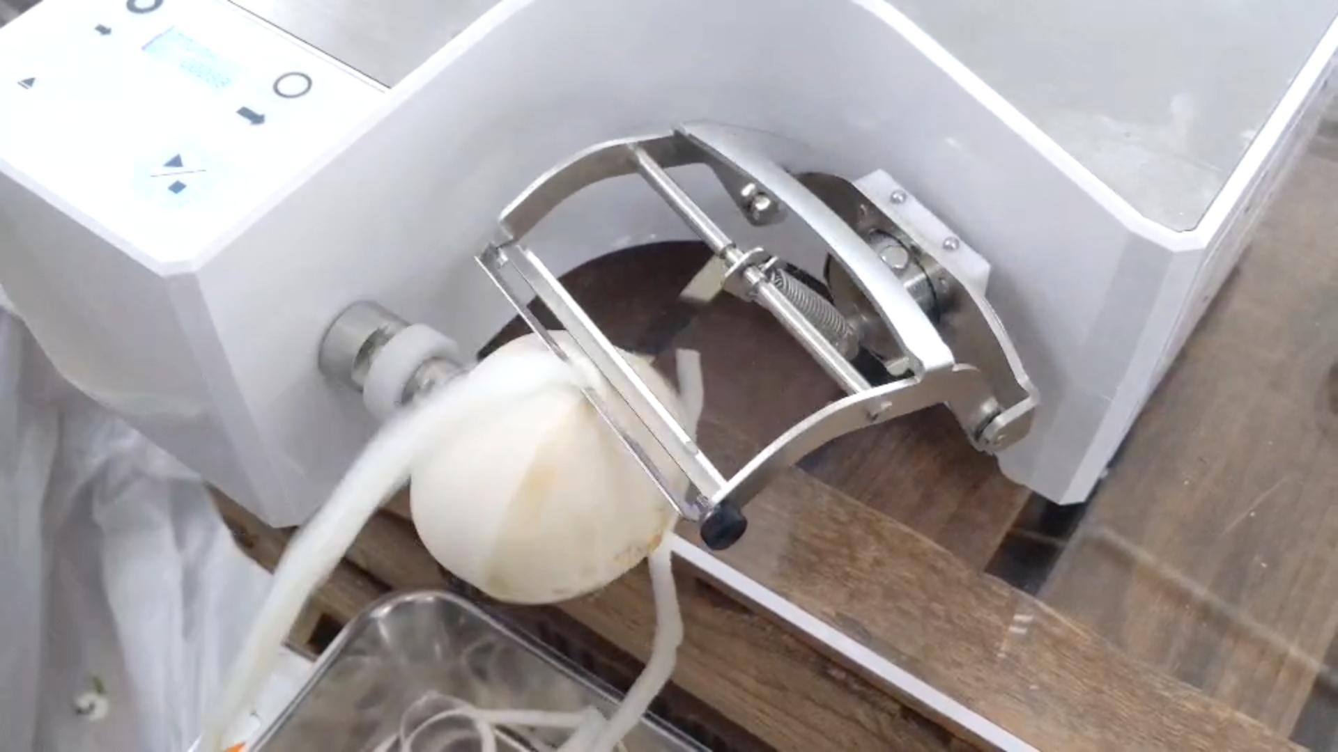 アストラの自動皮むき機でカブの皮をむいている様子